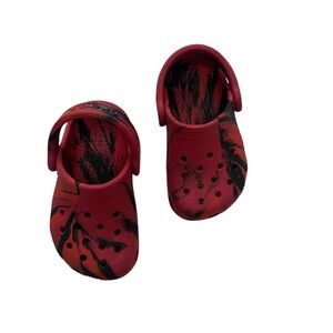 Crocs Marbled Tie-Dye Red and Black Slip On Clogs Unisex Kids Size 6C